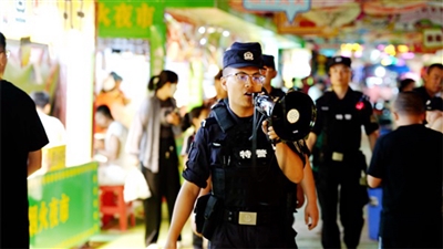 近期，鹽池縣公安局各派出所大力開展“見警察、見警燈、見警車”夏季治安隱患集中清查整治行動(dòng)。
    本報(bào)通訊員 劉華 攝