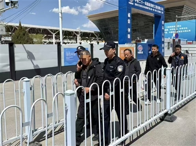 鹽池縣人民法院執(zhí)行干警聯(lián)合銀川站派出所民警火速布控，將藏匿的被執(zhí)行人魏某截獲并采取司法拘留措施。  受訪單位供圖