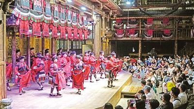     8月27日，在廣西桂林市龍勝各族自治縣龍脊鎮(zhèn)黃洛瑤寨，紅瑤姑娘表演曬紅衣，紅瑤梳長(zhǎng)發(fā)等特色活動(dòng)。黃洛瑤寨共有83戶(hù)，348人，獲評(píng)“首批中國(guó)少數(shù)民族特色村寨”。